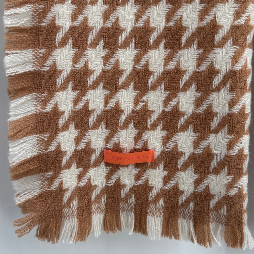 Lost Pattern 100% Wool Houndstooth Scarf White & … - image 4